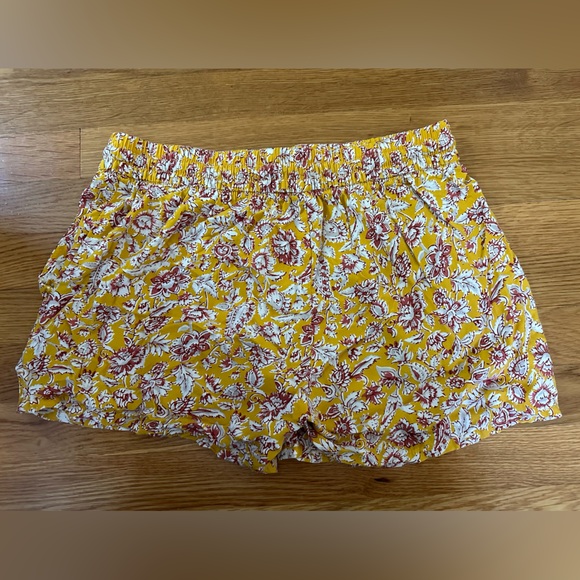 Old Navy Women’s Patterned Shorts Size Medium - Picture 2 of 6